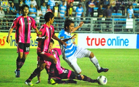 Pattaya United’s Ittipol Poolsap is tackled by Chainat defenders during their Thai Premier League fixture at the Nongprue Stadium in Pattaya, Sunday, April 8. (Photo/Ariyawat Nuamsawat/Pattaya United)